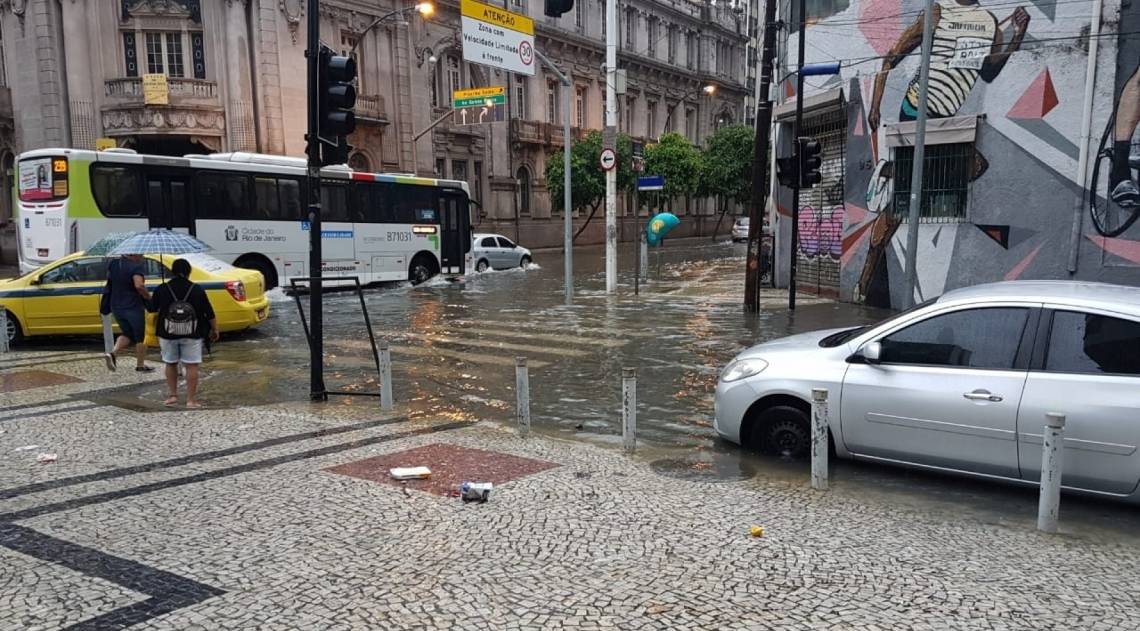 No Centro do Rio, ruas também ficaram alagadas