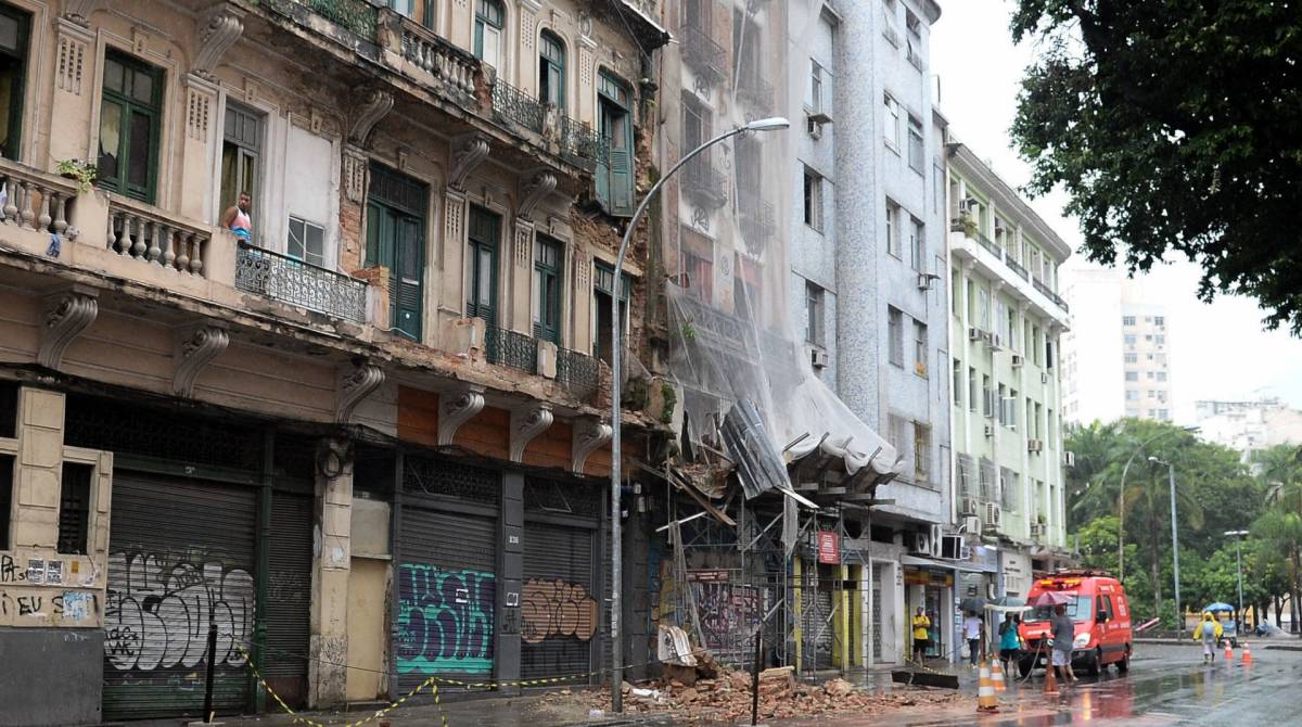 Fachada de sobrado na Avenida Mem de S&aacute;, na Lapa, desabou