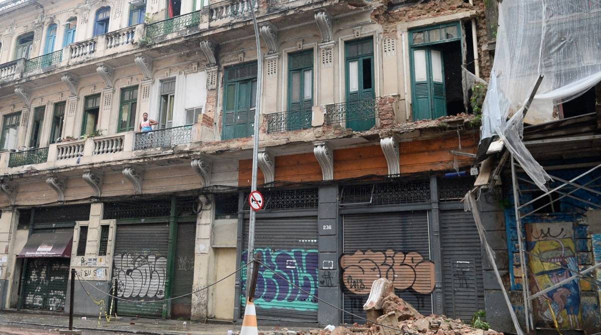 Rio de Janeiro (RJ), 09/04/2019,CHUVAS NO RIO - Fachada de um sobrado numero 236, na Avenida Mem de Sa, desabou nesta manha de ter&ccedil;a feira, Centrodo  Rio de Janeiro.Foto: Armando Paiva / Ag&ecirc;ncia O Dia Cotidiano, Chuva, Rio de Janeiro
