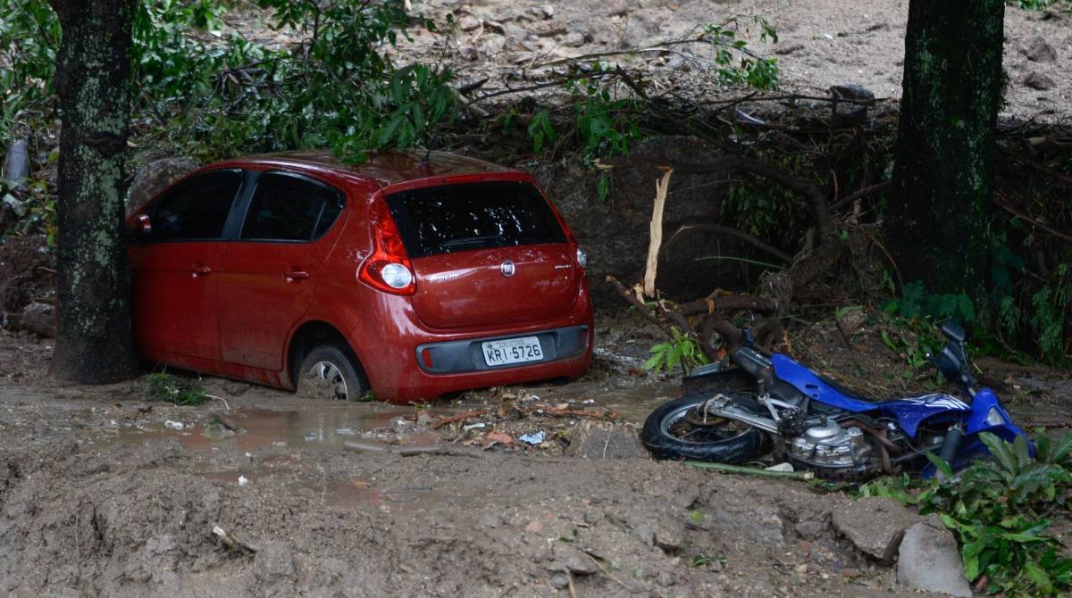 Chuva na cidade causou estragos, e casas e automóveis tiveram perda total - Armando Paiva / Agência O Dia