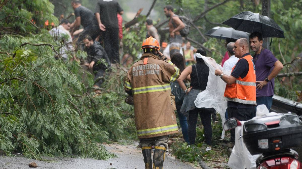 Rio de Janeiro (RJ), 09/04/2019, CARRO SOTERRADO EM BOTAFOGO - Um carro foi soterrado nesta manha na Ladeira do Leme em Botafogo, zona sul do Rio de Janeiro.Foto: Armando Paiva / Agência O Dia Cotidiano, Chuva, Rio de Janeiro, Carro Soterrado