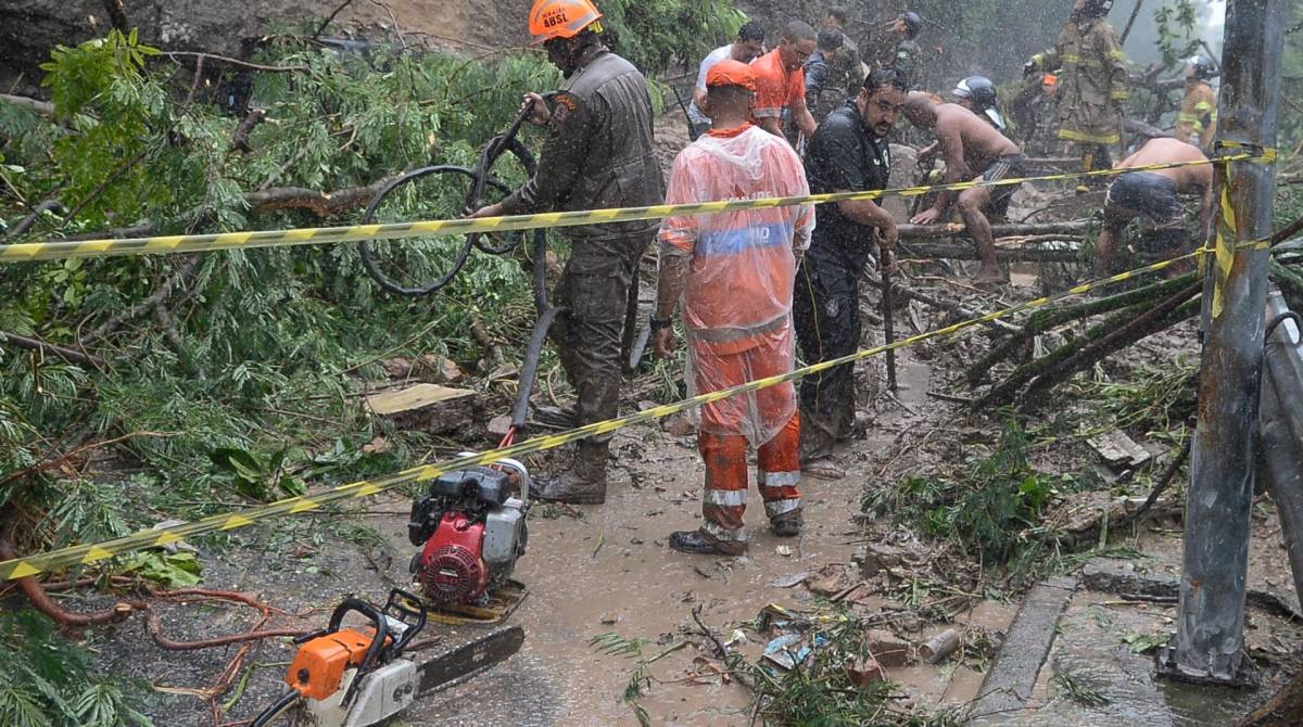 Rio de Janeiro (RJ), 09/04/2019, CARRO SOTERRADO EM BOTAFOGO - Um carro foi soterrado nesta manha na Ladeira do Leme em Botafogo, zona sul do Rio de Janeiro.Foto: Armando Paiva / Agência O Dia Cotidiano, Chuva, Rio de Janeiro, Carro Soterrado