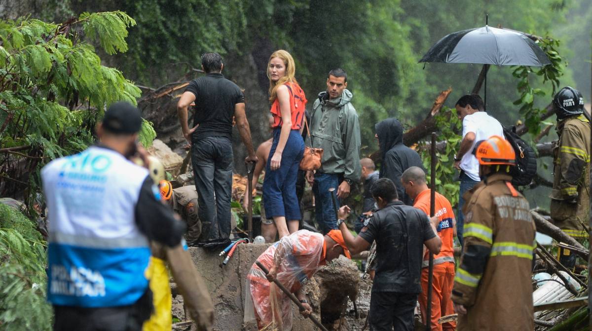 Rio de Janeiro (RJ), 09/04/2019, CARRO SOTERRADO EM BOTAFOGO - Um carro foi soterrado nesta manha na Ladeira do Leme em Botafogo, zona sul do  Rio de Janeiro.Foto: Armando Paiva / AgÃÂªncia O Dia Cotidiano, Chuva, Rio de Janeiro, Carro Soterrado