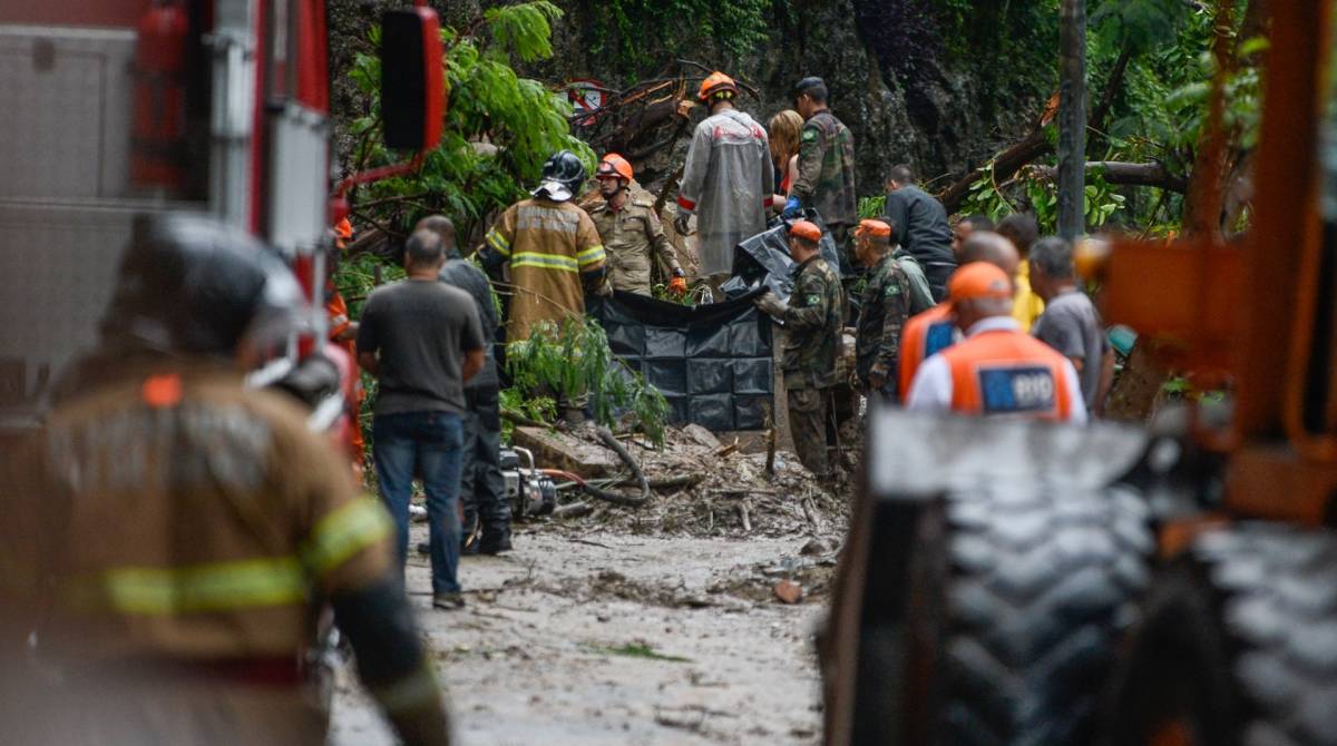 Rio de Janeiro (RJ), 09/04/2019, CARRO SOTERRADO EM BOTAFOGO - Um carro foi soterrado nesta manha na Ladeira do Leme em Botafogo, zona sul do  Rio de Janeiro.Foto: Armando Paiva / Ag&ecirc;ncia O Dia Cotidiano, Chuva, Rio de Janeiro, Carro Soterrado