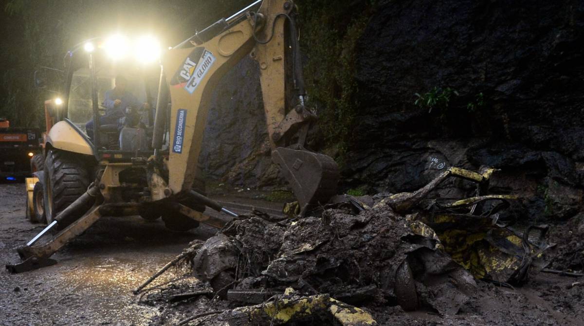 Rio de Janeiro (RJ), 09/04/2019, CARRO SOTERRADO EM BOTAFOGO - Um carro foi soterrado nesta manha na Ladeira do Leme em Botafogo, zona sul do Rio de Janeiro.Foto: Armando Paiva / Agência O Dia Cotidiano, Chuva, Rio de Janeiro, Carro Soterrado