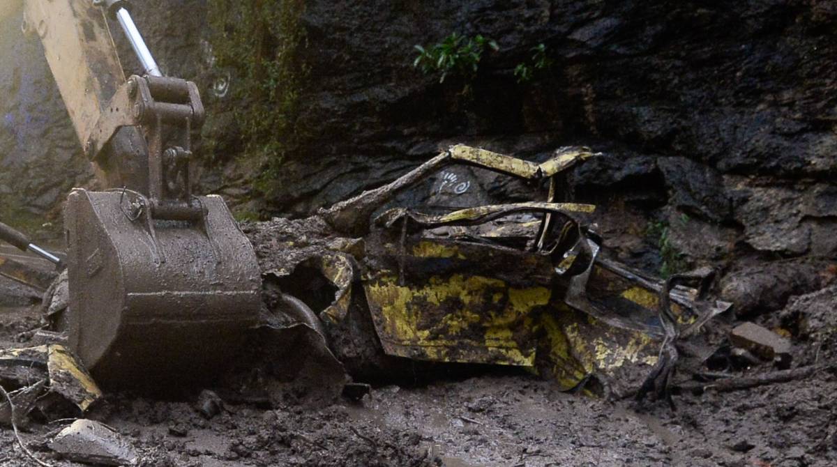 Rio de Janeiro (RJ), 09/04/2019, CARRO SOTERRADO EM BOTAFOGO - Um carro foi soterrado nesta manha na Ladeira do Leme em Botafogo, zona sul do Rio de Janeiro.Foto: Armando Paiva / Agência O Dia Cotidiano, Chuva, Rio de Janeiro, Carro Soterrado