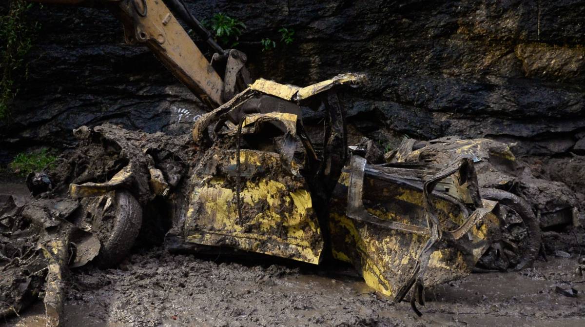 Rio de Janeiro (RJ), 09/04/2019, CARRO SOTERRADO EM BOTAFOGO - Um carro foi soterrado nesta manha na Ladeira do Leme em Botafogo, zona sul do  Rio de Janeiro.Foto: Armando Paiva / Ag&ecirc;ncia O Dia Cotidiano, Chuva, Rio de Janeiro, Carro Soterrado