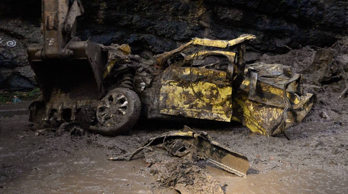 Rio de Janeiro (RJ), 09/04/2019, CARRO SOTERRADO EM BOTAFOGO - Um carro foi soterrado nesta manha na Ladeira do Leme em Botafogo, zona sul do Rio de Janeiro.Foto: Armando Paiva / Agência O Dia Cotidiano, Chuva, Rio de Janeiro, Carro Soterrado
