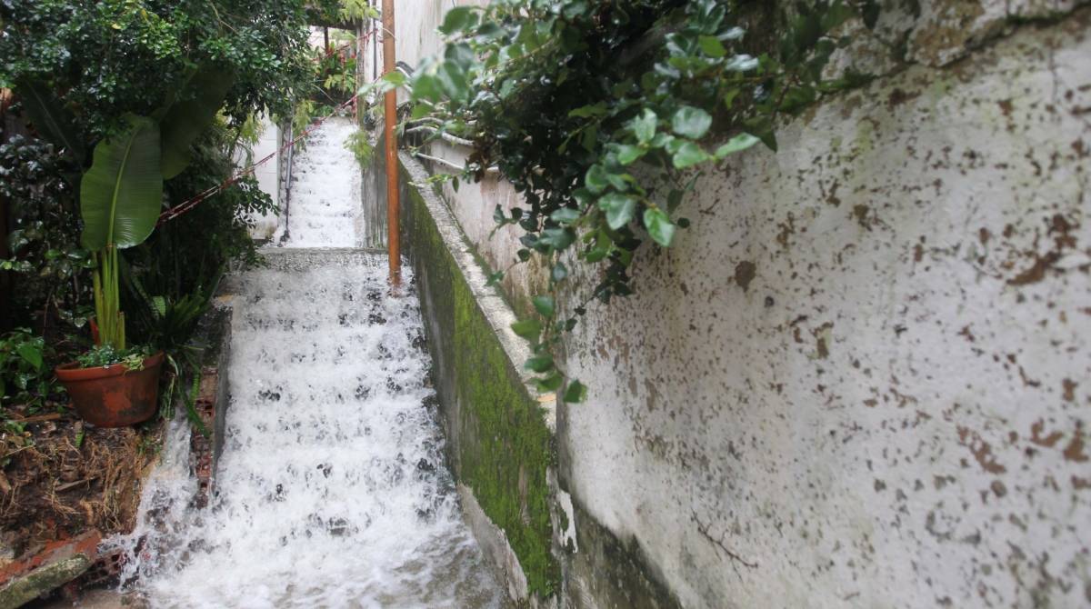 Casa destru&iacute;da pela quantidade de &aacute;gua que desce da encosta atr&aacute;s da resid&ecirc;ncia