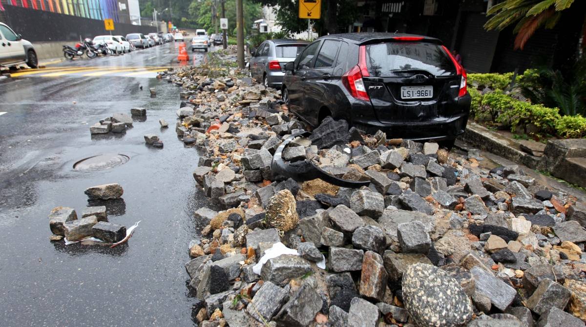 Ve&iacute;culo danificado na Rua Pacheco Le&atilde;o, no Jardim Bot&acirc;nico