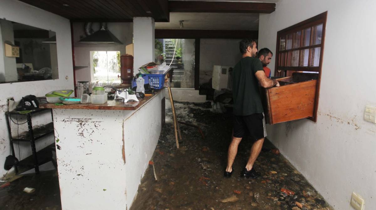 Casa destru&iacute;da pela quantidade de &aacute;gua que desce da encosta atr&aacute;s da resid&ecirc;ncia