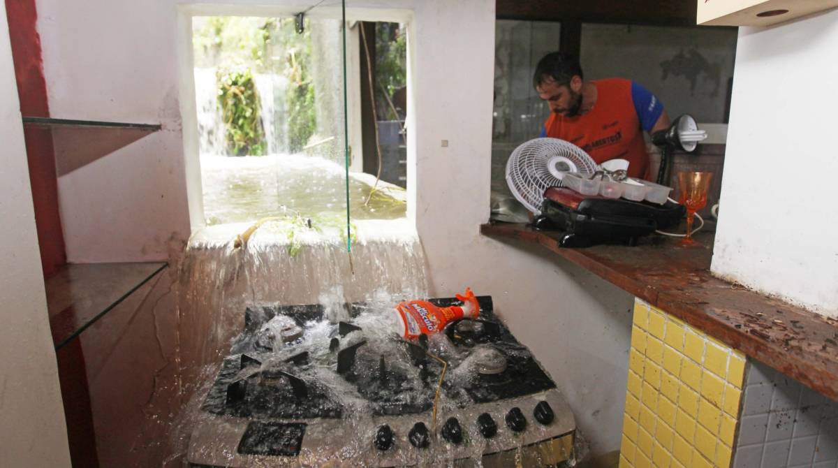 Casa destru&iacute;da pela quantidade de &aacute;gua que desce da encosta atr&aacute;s da resid&ecirc;ncia