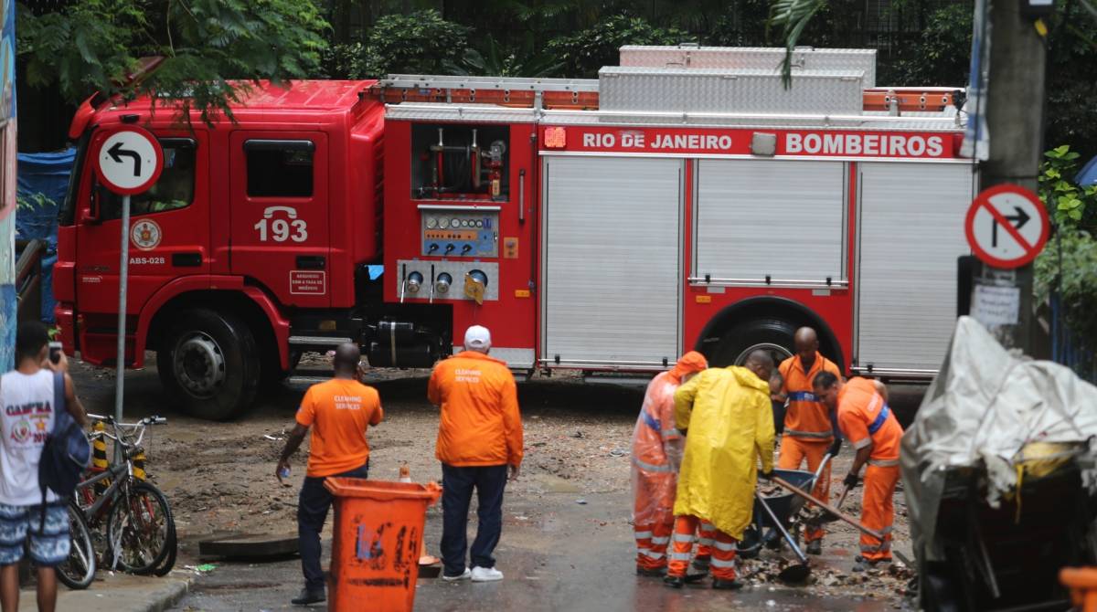 No Morro da Babil&ocirc;nia, bombeiros trabalham com c&atilde;es farejadores para encontrar uma pessoa que est&aacute; desaparecida