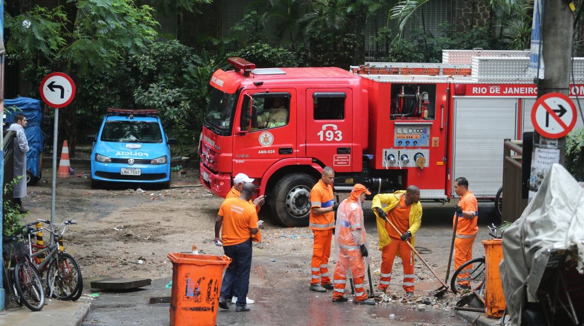 Movimenta&ccedil;&atilde;o de Bombeiros no Morro da Babilonia apos o temporal da noite de ontem (8) e madrugada de hoje (9). Foto: Daniel Castelo Branco / Agencia O Dia - Resgate, Chuva, Alagamento, caes, bombeiros
