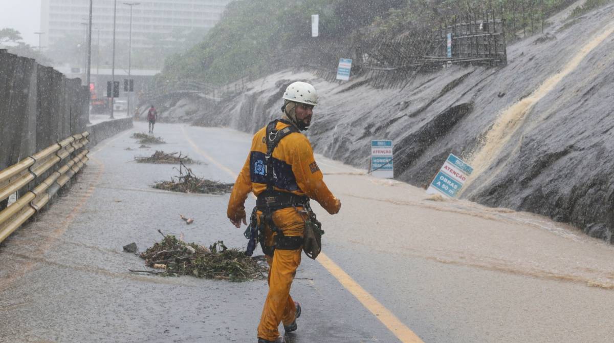 Temporal no Rio de Janeiro causa deslisamento de terra interdita a Av. Niemeyer e derruba trecho da ciclovia. Grande parte da ciclovia est&aacute; caida dentro do mar. Foto: Daniel Castelo Branco / Ag&ecirc;ncia O Dia