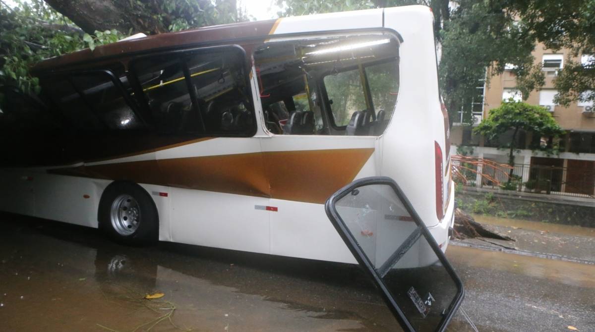 Na Avenida Visconde de Albuquerque, duas &aacute;rvores ca&iacute;ram na via e uma delas atingiu dois &ocirc;nibus e carros de passeio