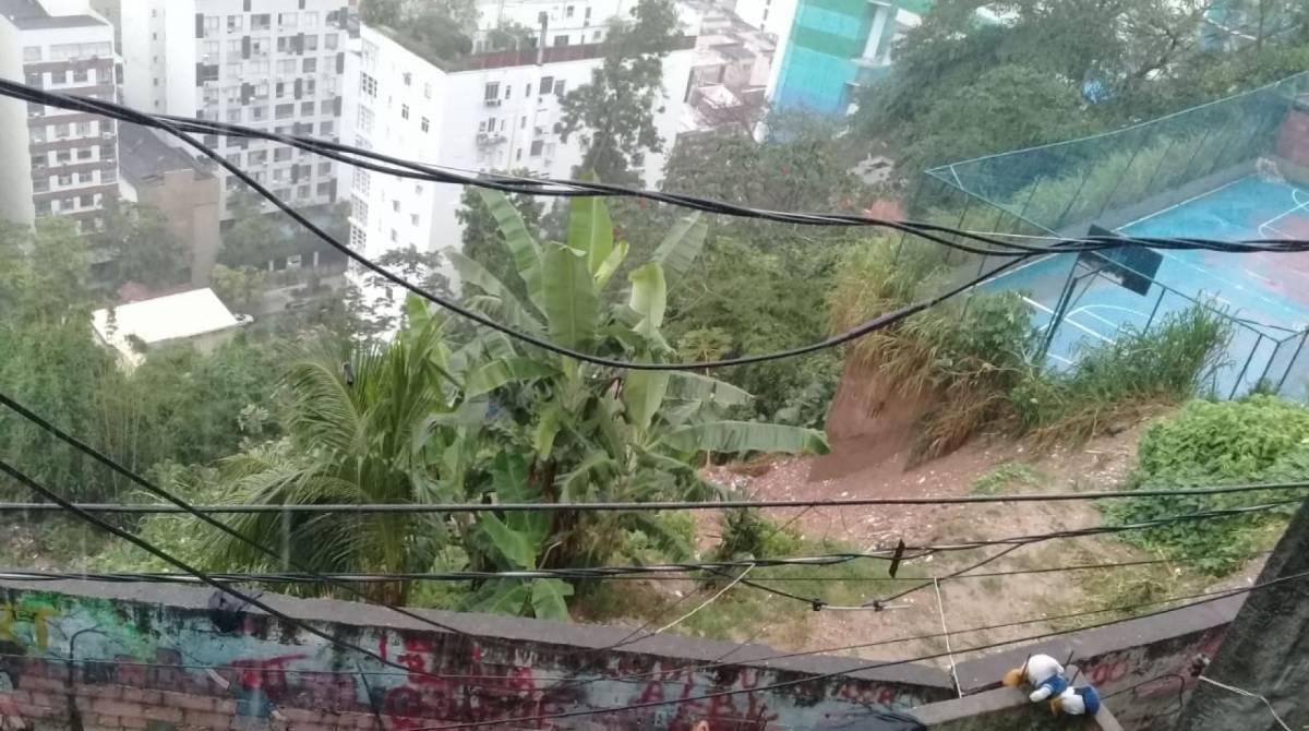 No Morro do Cantagalo um deslizamento foi registrado por moradores