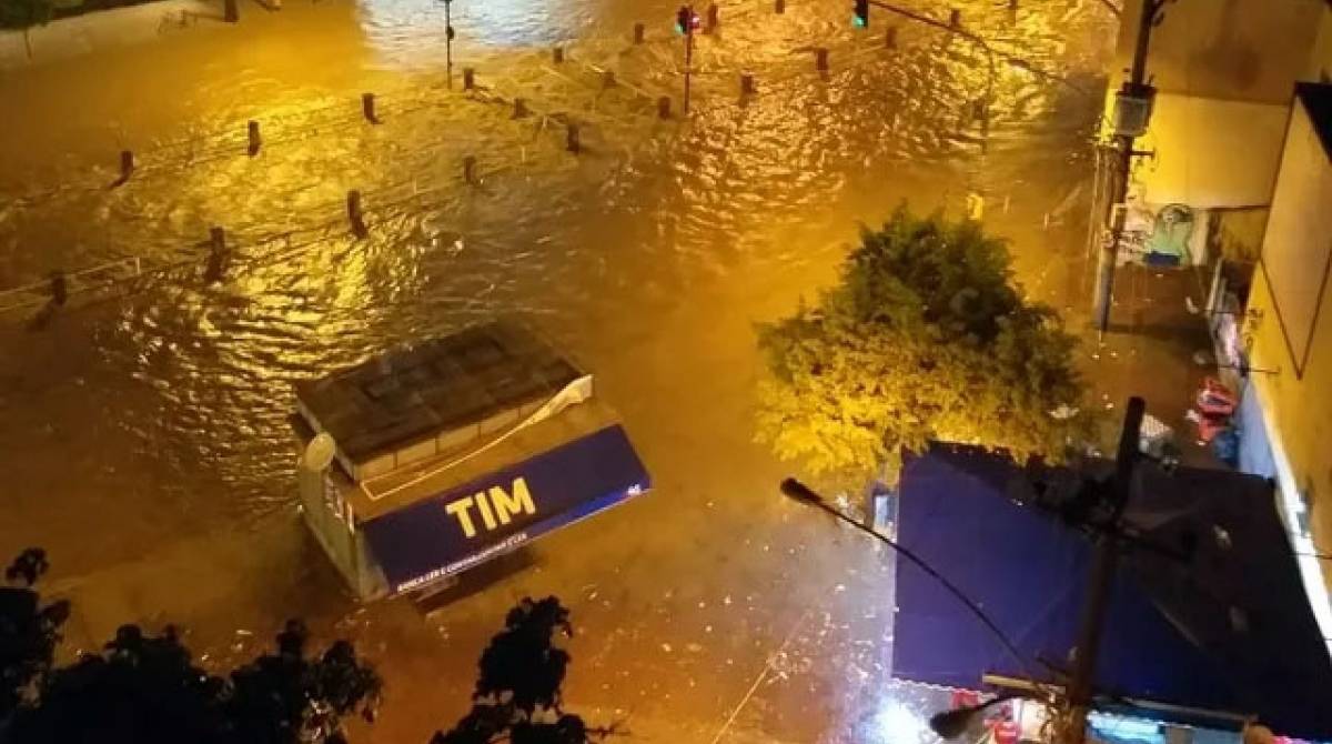Avenida Maracanã, na altura do Shopping Tijuca
