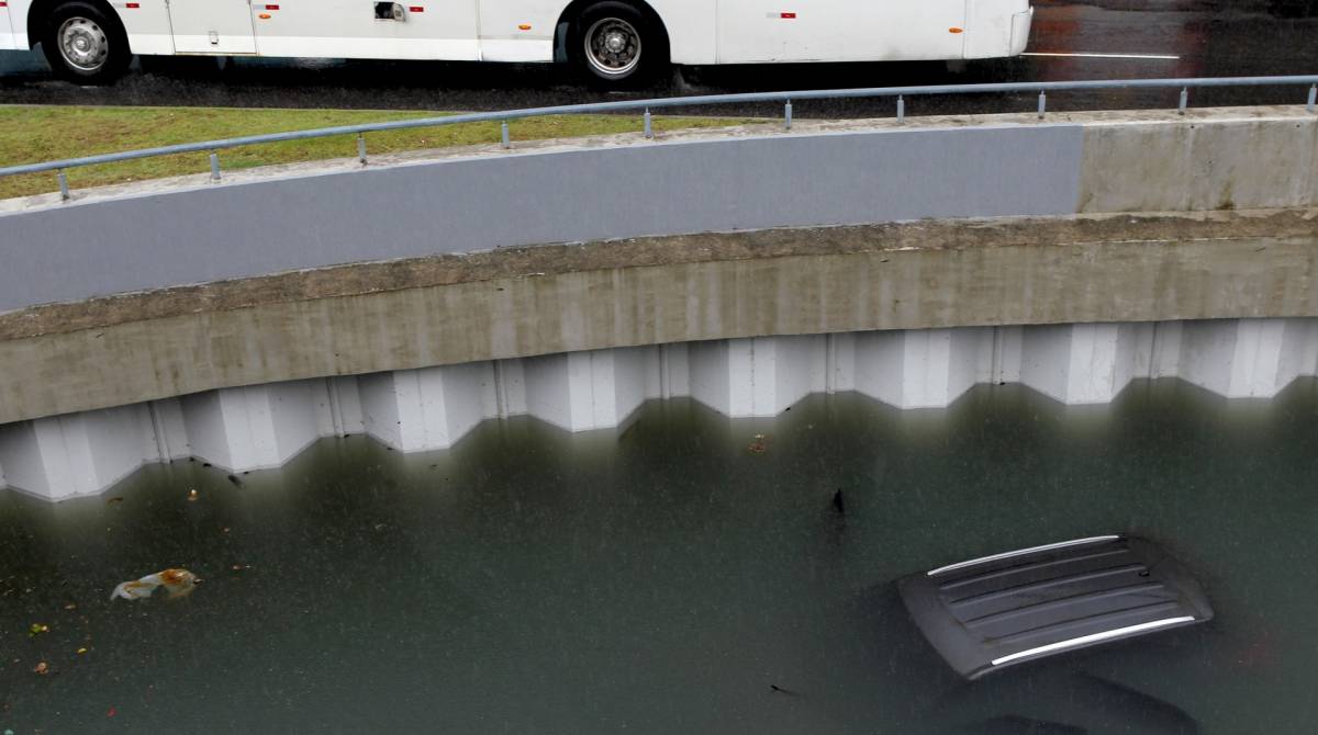 Um carro ficou submerso no mergulh&atilde;o, na altura da Armando Lombardi, na Barra da Tijuca