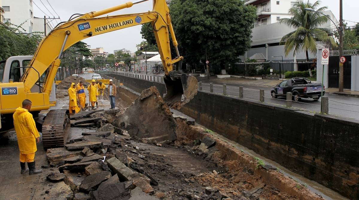 Pista cedeu na Avenida Maracan&atilde;, devido a grande chuva que atingiu o Rio de Janeiro