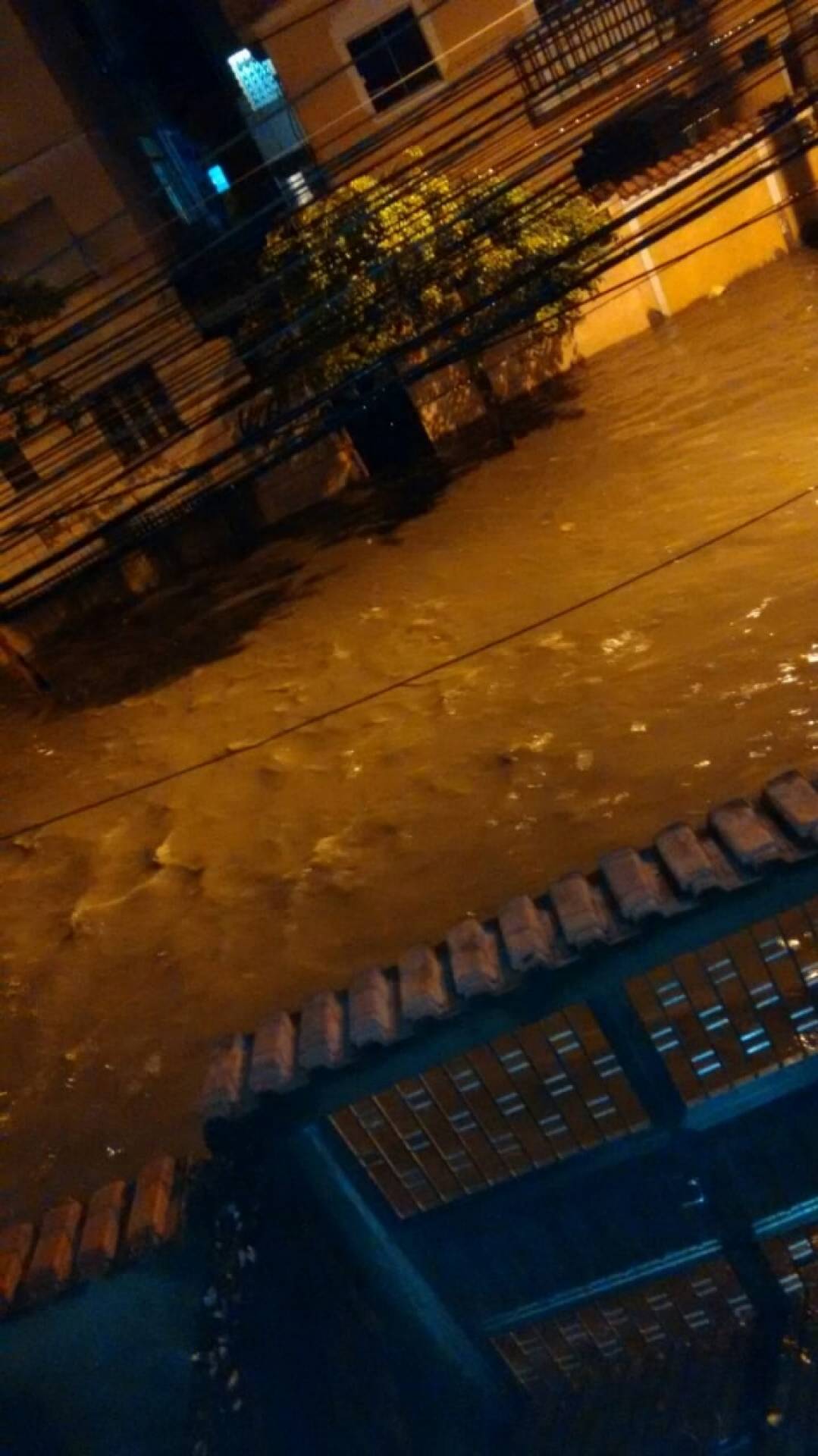 Rua de Higienópolis, na Zona Norte, fica debaixo d'água