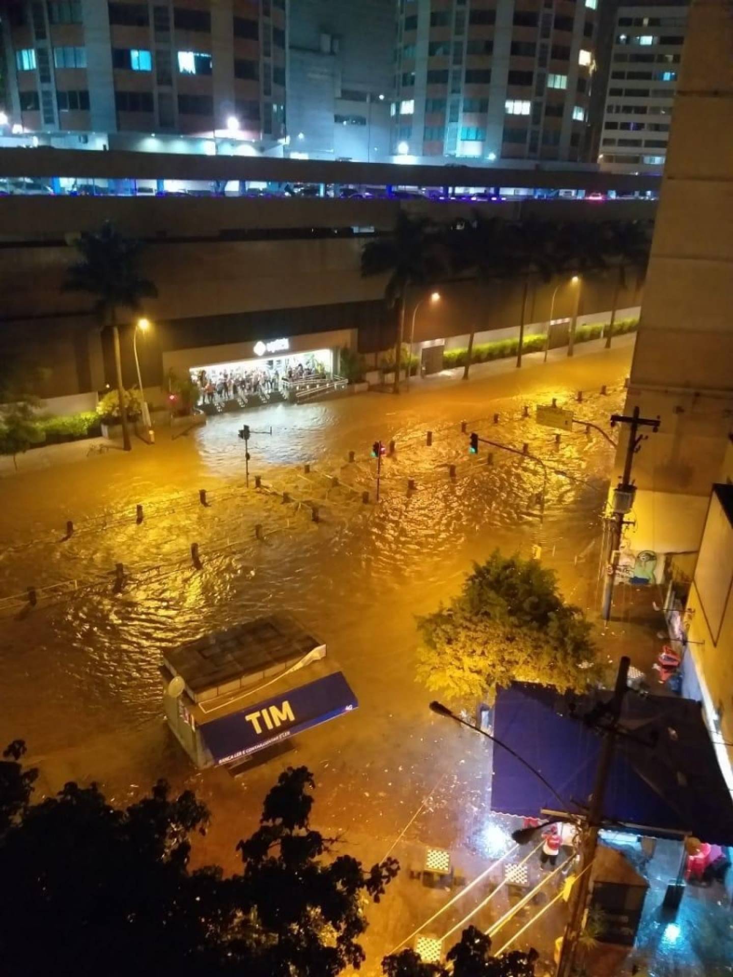 Rio Maracanã enche e frente de shopping na Tijuca fica completamente alagada
