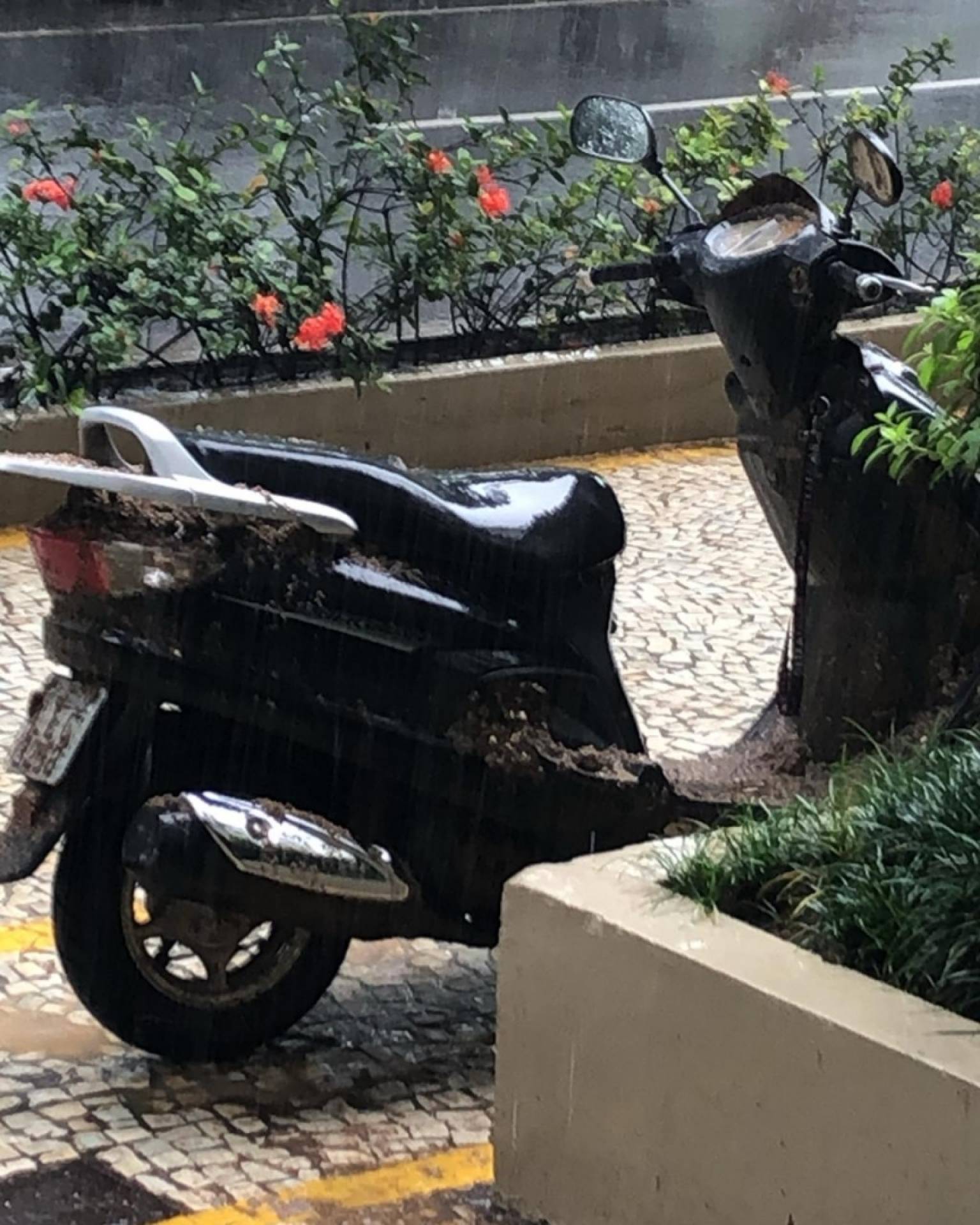 Marcelo Cruzeiro teve a moto soterrada pelo deslizamento no Parque da Catacumba, na Lagoa