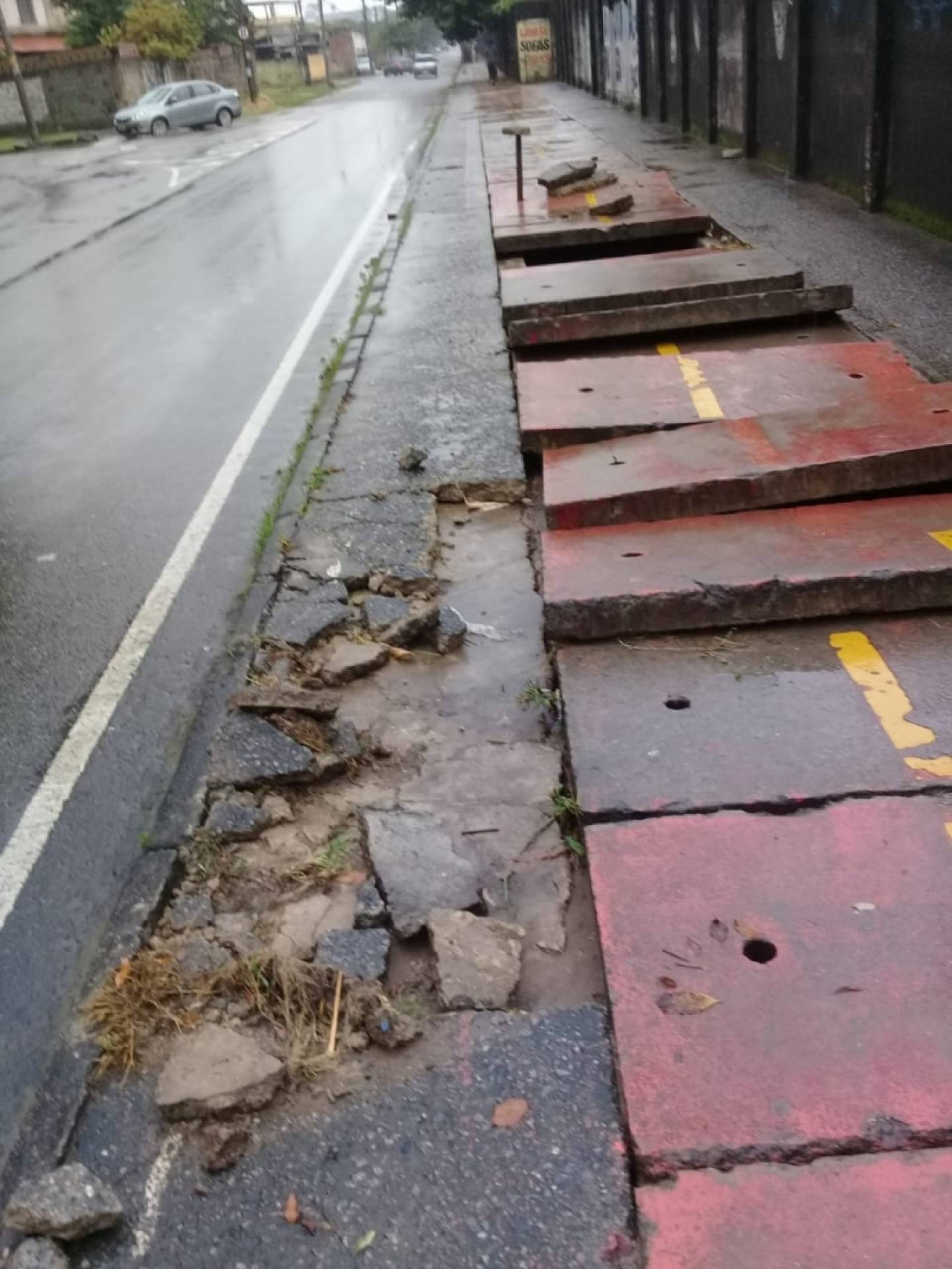 Uma ciclovia na Rua Gramado, em Campo Grande, ficou destruída com a força das chuvas