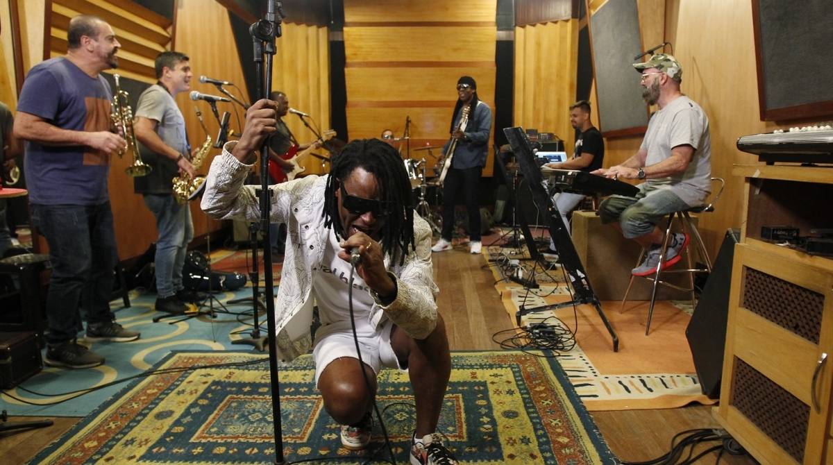 2019-04-10 - Entrevista com Toni Garrido, Bino Farias e Lazao, integrantes da banda de Reggae Cidade Negra, no estudio Be Happy, em Botafogo, onde o grupo ensaiava para os proximos shows. Foto de Alexandre Brum / Agencia O Dia - CIDADE MUSICA SHOW ENSAIO ARTE CULTURA REGGAE ESTUDIO GRAVACAO