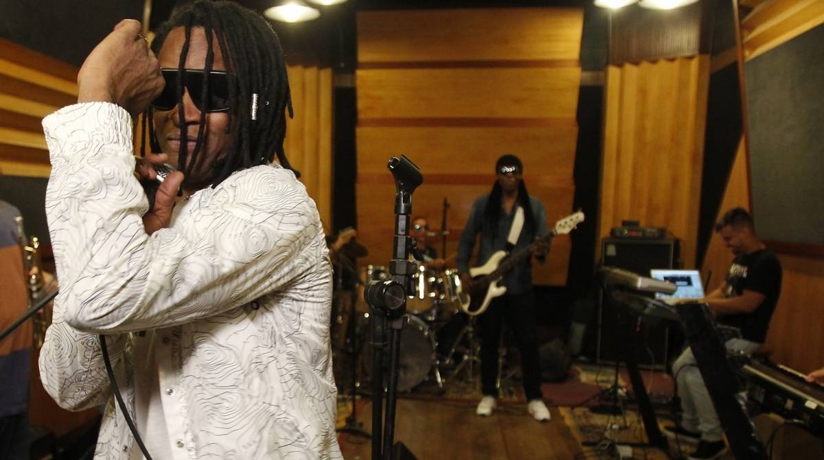 10/04/2019 - Entrevista com Toni Garrido, Bino Farias e Lazao, integrantes da banda de Reggae Cidade Negra, no estudio Be Happy, em Botafogo, onde o grupo ensaiava para os proximos shows. Foto de Alexandre Brum / Agencia O Dia - CIDADE MUSICA SHOW ENSAIO ARTE CULTURA REGGAE ESTUDIO GRAVACAO