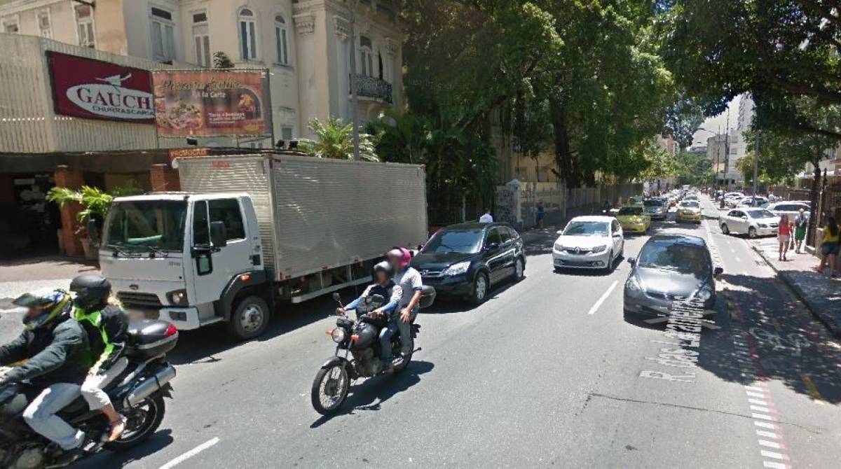 Idosa foi atingida por ônibus que subiu calçada na Rua das Laranjeiras