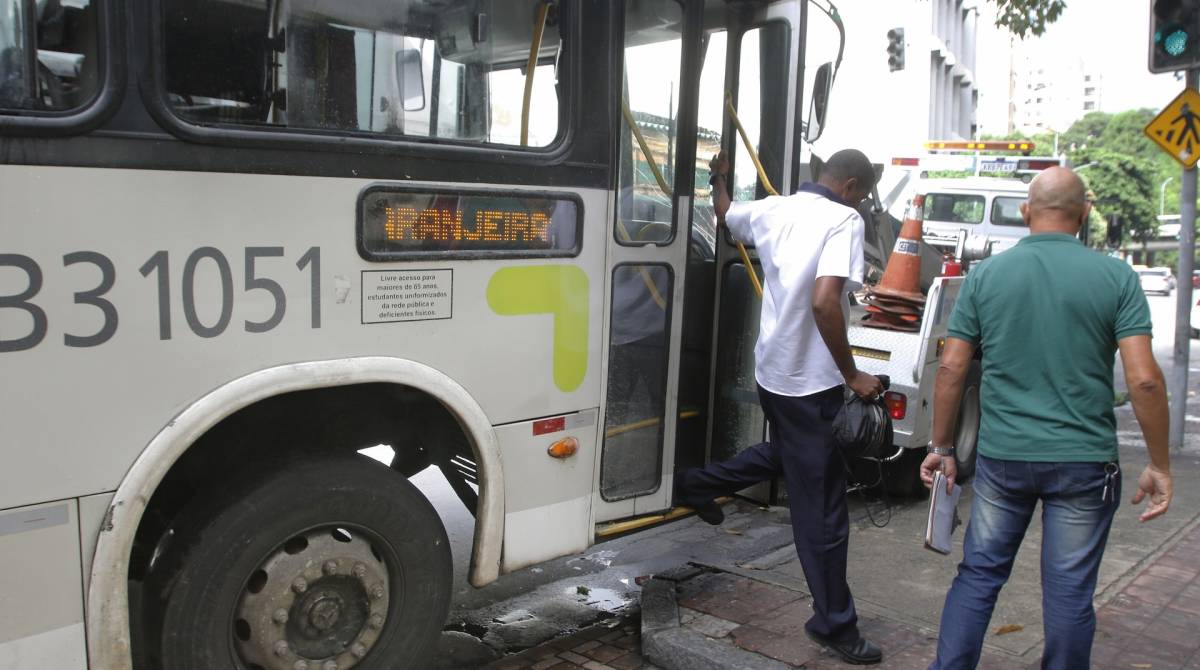 Rio de Janeiro - RJ - 10/04/2019 - Geral - Acidente com onibus - Acidente envolvendo um onibus da linha 497, na Rua das Laranjeiras, proximo ao numero 115. Segundo informaçoes, o motorista teria perdido o controle do veiculo, batido em um muro e atropelado uma senhora - na foto, pneu careca do onibus - Foto Reginaldo Pimenta / Agencia O Dia