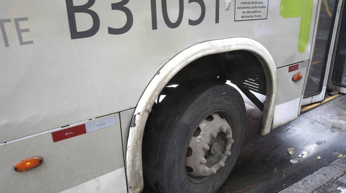 Rio de Janeiro - RJ - 10/04/2019 - Geral - Acidente com onibus - Acidente envolvendo um onibus da linha 497, na Rua das Laranjeiras, proximo ao numero 115. Segundo informaçoes, o motorista teria perdido o controle do veiculo, batido em um muro e atropelado uma senhora - na foto, pneu careca do onibus - Foto Reginaldo Pimenta / Agencia O Dia