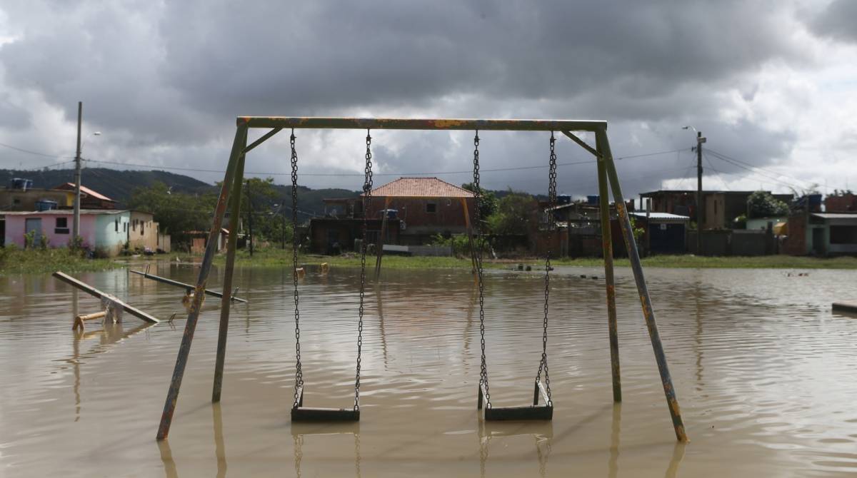 JARDIM MARAVILHA - 48 horas horas ap&oacute;s temporal que atingiu o RIo de Janeiro moradores do Jardim Maravilha, ainda sofrem com transtornos da chuva. Muito deles perderam tudo. Foto: Daniel Castelo Branco /Ag&ecirc;ncia O Dia