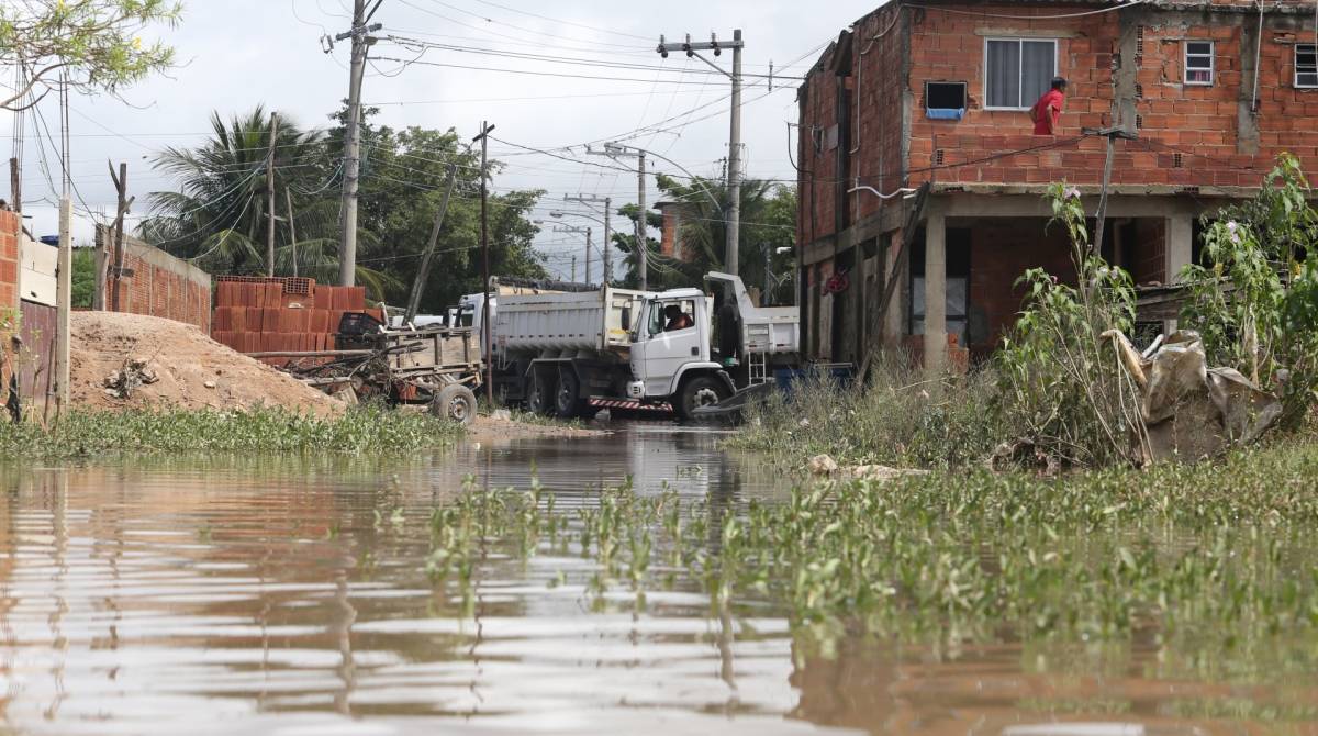 JARDIM MARAVILHA - 48 horas horas ap&oacute;s temporal que atingiu o RIo de Janeiro moradores do Jardim Maravilha, ainda sofrem com transtornos da chuva. Muito deles perderam tudo. Foto: Daniel Castelo Branco /Ag&ecirc;ncia O Dia