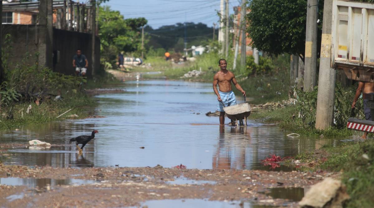 JARDIM MARAVILHA - 48 horas horas ap&oacute;s temporal que atingiu o RIo de Janeiro moradores do Jardim Maravilha, ainda sofrem com transtornos da chuva. Muito deles perderam tudo. Foto: Daniel Castelo Branco /Ag&ecirc;ncia O Dia