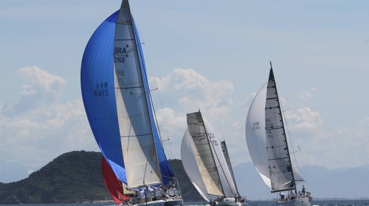 Em Búzios, recebe competição de veleiros