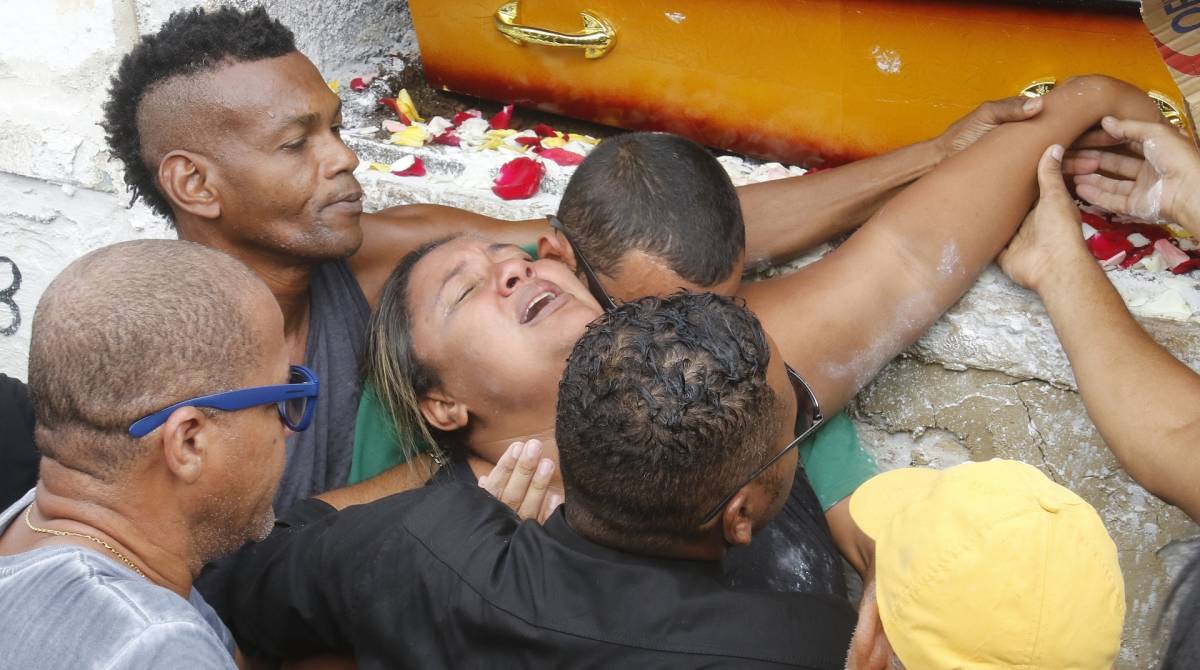 Rio de Janeiro - RJ - 10/04/2019 - Policial - Morte de Musico - foi sepultado na manha de hoje, Evaldo Rosa dos Santos, vitima de militares do exercito, no cemiterio de Ricardo de Albuquerque, zona oeste do Rio - na foto, Esposa de Evaldo, Luciana Nogueira Foto Reginaldo Pimenta / Agencia O Dia