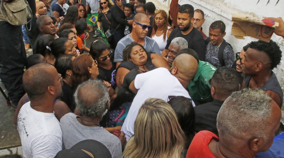 Rio de Janeiro - RJ - 10/04/2019 - Policial - Morte de Musico - foi sepultado na manha de hoje, Evaldo Rosa dos Santos, vitima de militares do exercito, no cemiterio de Ricardo de Albuquerque, zona oeste do Rio - na foto, Esposa de Evaldo, Luciana Nogueira - Foto Reginaldo Pimenta / Agencia O Dia
