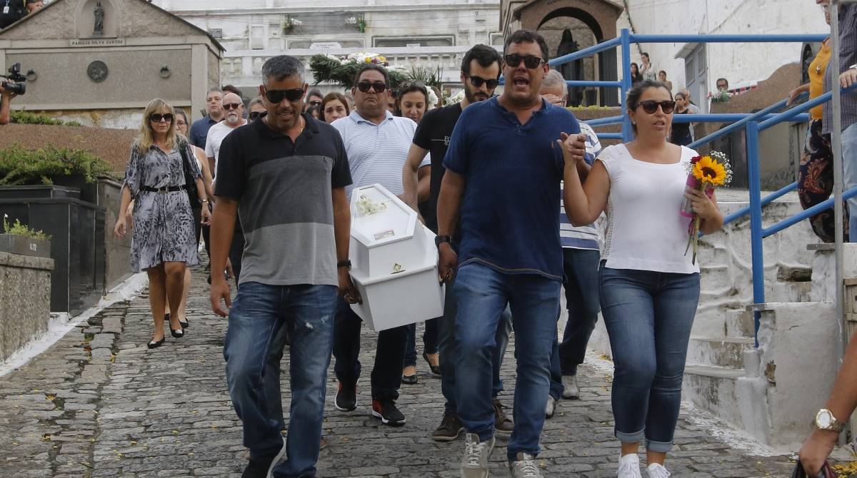 Rio de Janeiro - RJ  - 10/04/2019  - Morte de vo e neta - Sepultamento de vó e neta que morrem soterradas após sair de festa em shopping no Rio, Lucia Xavier Sarmento Neves, 63 anos, e sua neta Julia Neves Ache, de 6 anos. Amigos e familiares prestam as ultimas homenagens no cemiterio Sao Joao Batista, em Botafogo, zona sul do Rio  - na foto, de blusa azul, Philippe Aché Assumpção, pai da pequena Julia e Tatiana Neves, filha de Lucia e mae de Julia - Foto Reginaldo Pimenta / Agencia O Dia