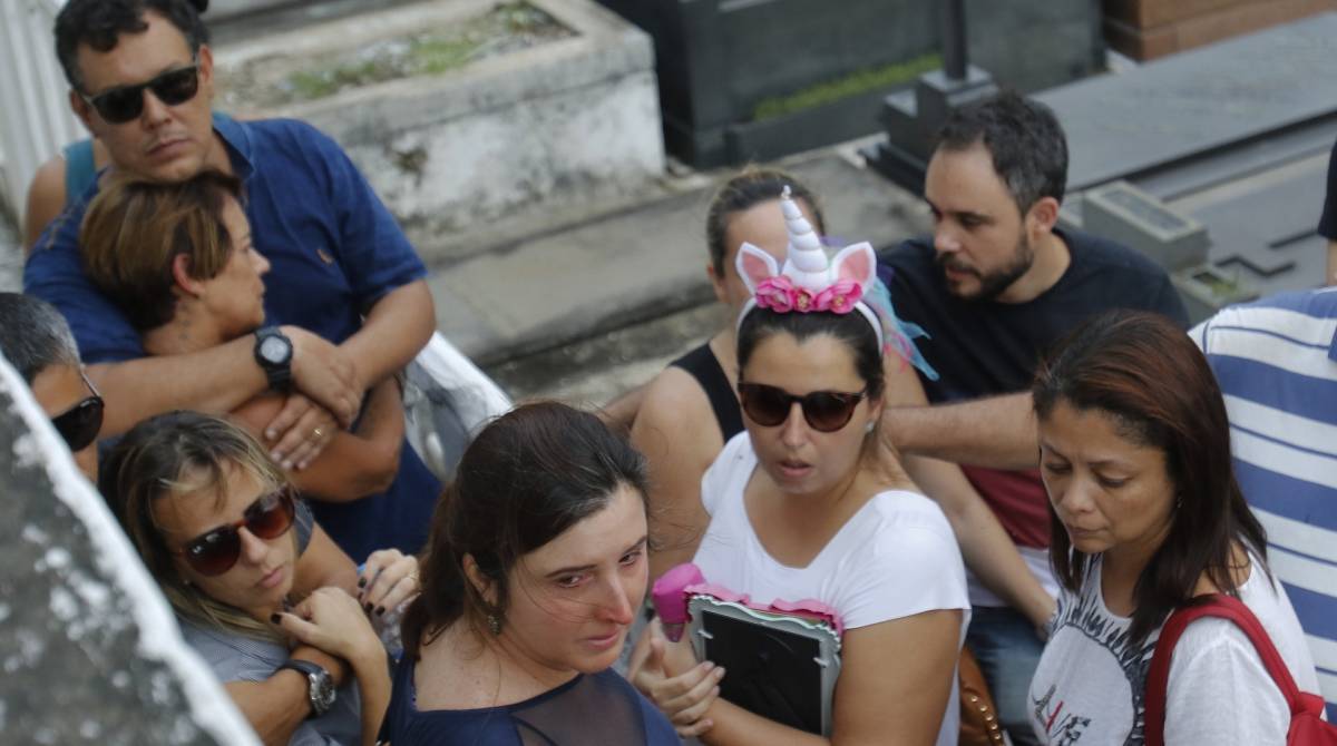 Rio de Janeiro - RJ  - 10/04/2019  - Morte de vo e neta - Sepultamento de vó e neta que morrem soterradas após sair de festa em shopping no Rio, Lucia Xavier Sarmento Neves, 63 anos, e sua neta Julia Neves Ache, de 6 anos. Amigos e familiares prestam as ultimas homenagens no cemiterio Sao Joao Batista, em Botafogo, zona sul do Rio  -  Foto Reginaldo Pimenta / Agencia O Dia