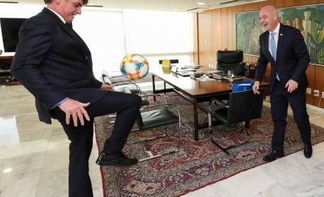 Lei que regulamenta transformação de times de futebol em empresas é sancionada por Bolsonaro