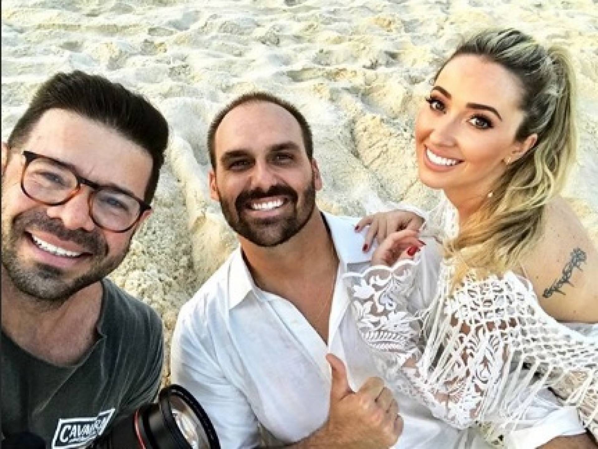 Noivos, Eduardo Bolsonaro e Heloísa Wolf fazem ensaio na Praia da