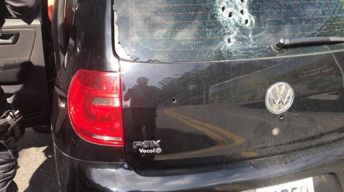 Um dos carros em que estariam os criminosos. Tiroteio causou pânico e perseguição começou no bairro São Francisco, se estendendo até a Alameda São Boaventura