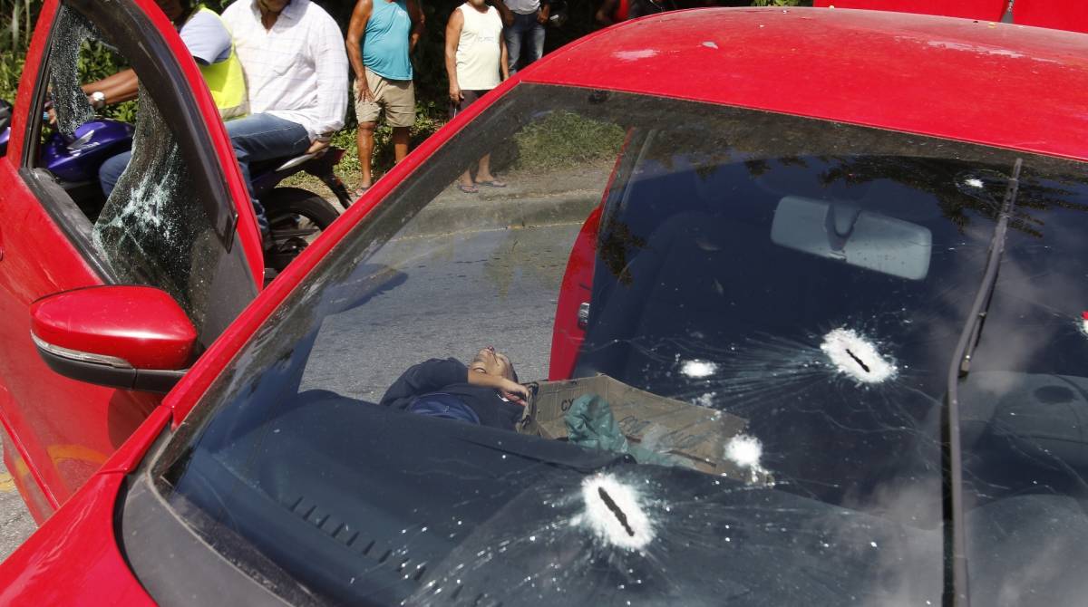 Rio de Janeiro - RJ - 11/04/2019 - Assalto em Niteroi - Assaltantes levaram panico a Niteroi na manha de hoje - na foto, assaltante morto em confronto com a policia, na Estrada Viçoso Jardim - Foto Reginaldo Pimenta / Agencia O Dia
