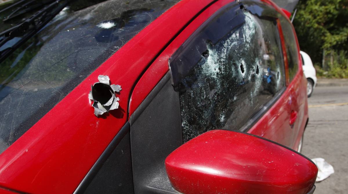 Rio de Janeiro - RJ - 11/04/2019 - Assalto em Niteroi - Assaltantes levaram panico a Niteroi na manha de hoje - na foto, assaltante morto em confronto com a policia, na Estrada Viçoso Jardim - Foto Reginaldo Pimenta / Agencia O Dia