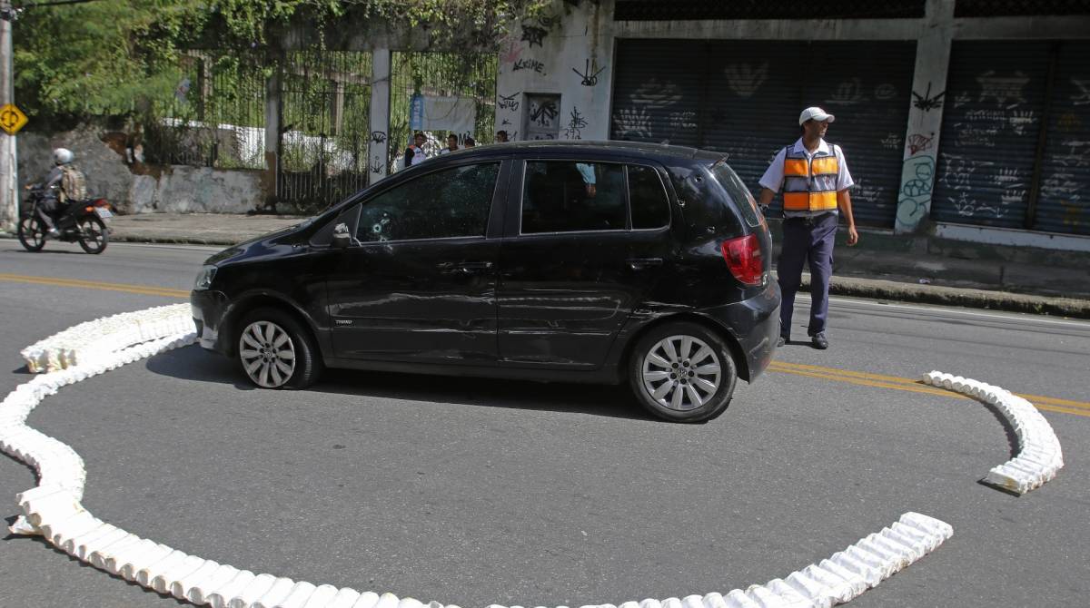 Rio de Janeiro - RJ - 11/04/2019 - Assalto em Niteroi - Assaltantes levaram panico a Niteroi na manha de hoje - na foto, veículo e proprietaria assaltada na manha de hoje, policia cercou o veiculo na Rua Desembargaddor Lima e Castro, um criminoso morreu no interior do veiculo - Foto Reginaldo Pimenta / Agencia O Dia