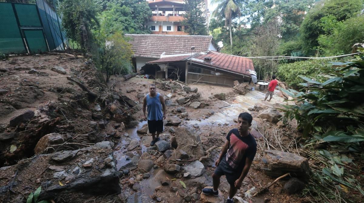 Rio de Janeiro - 11.04.19 - Três dias após o temporal que causou destruição em diversos locais na cidade do Rio, moradores da Tijuquinha, no Itanhangá, zona oeste,  sofrem os prejuízos em suas casas. Mateus morador Matheus, mostra como ficou sua casa. Nessa imagem ele mostra o muro que caiu do Condomínio que fica no terreno atrá de sua casa. Em alguns cômodos a terra que veio na enxurrada passou da metade da parede. Foto: Daniel Castelo Branco / Agência O Dia
