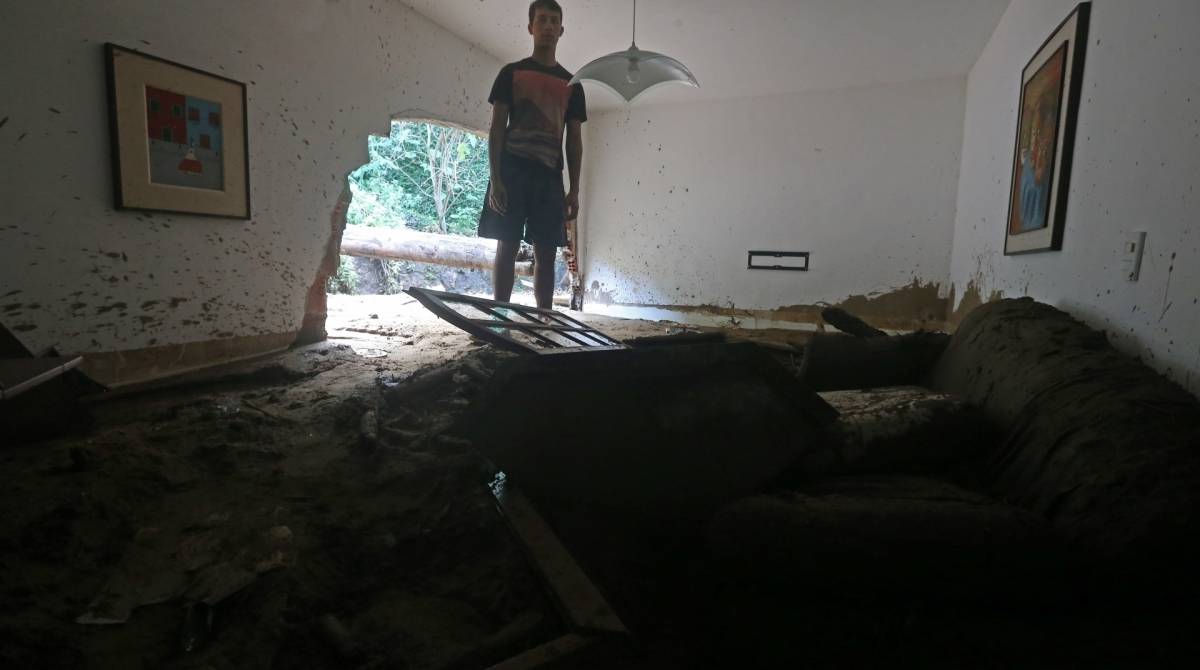 Rio de Janeiro - 11.04.19 - Tr&ecirc;s dias ap&oacute;s o temporal que causou destrui&ccedil;&atilde;o em diversos locais na cidade do Rio, moradores da Tijuquinha, no Itanhang&aacute;, zona oeste,  sofrem os preju&iacute;zos em suas casas. Mateus morador Matheus, mostra como ficou sua casa. Em alguns c&ocirc;modos a terra que veio na enxurrada passou da metade da parede. Foto: Daniel Castelo Branco / Ag&ecirc;ncia O Dia