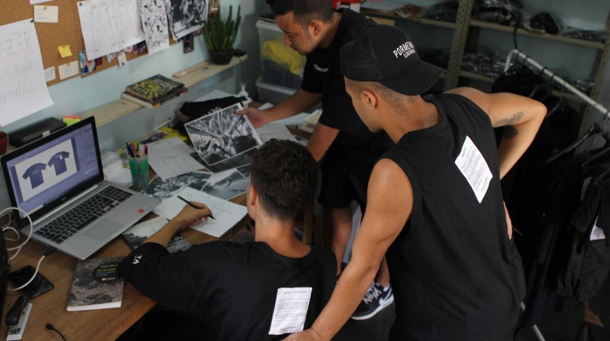 Rio de Janeiro - 11/04/2019 - Jovens que criaram uma marca de roupas com mensagens de protesto. Foto: Luciano Belford/Agência O Dia